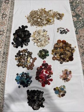 Vintage Mixed Button Lot 700+Buttons Mother of Pearl Plastic Sewing Destash